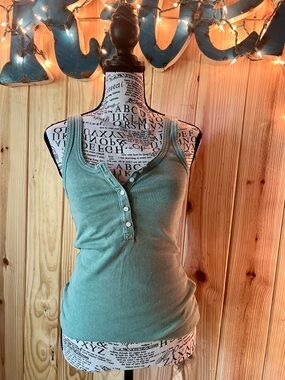 🌸🧚‍♀️🔆aerie Ribbed Henley Tank Top - Sage Green🌸🧚‍♀️🔆